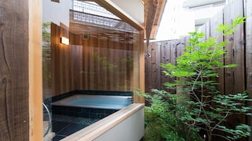 Momiji-an | Bathroom | Combined shower/tub, free toiletries, hair dryer, slippers