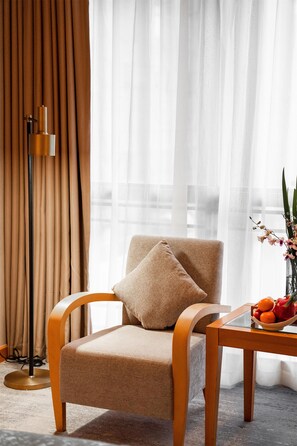 Minibar, in-room safe, desk, laptop workspace - Xiamen Software Park Fliport Hotel (Xiamen)