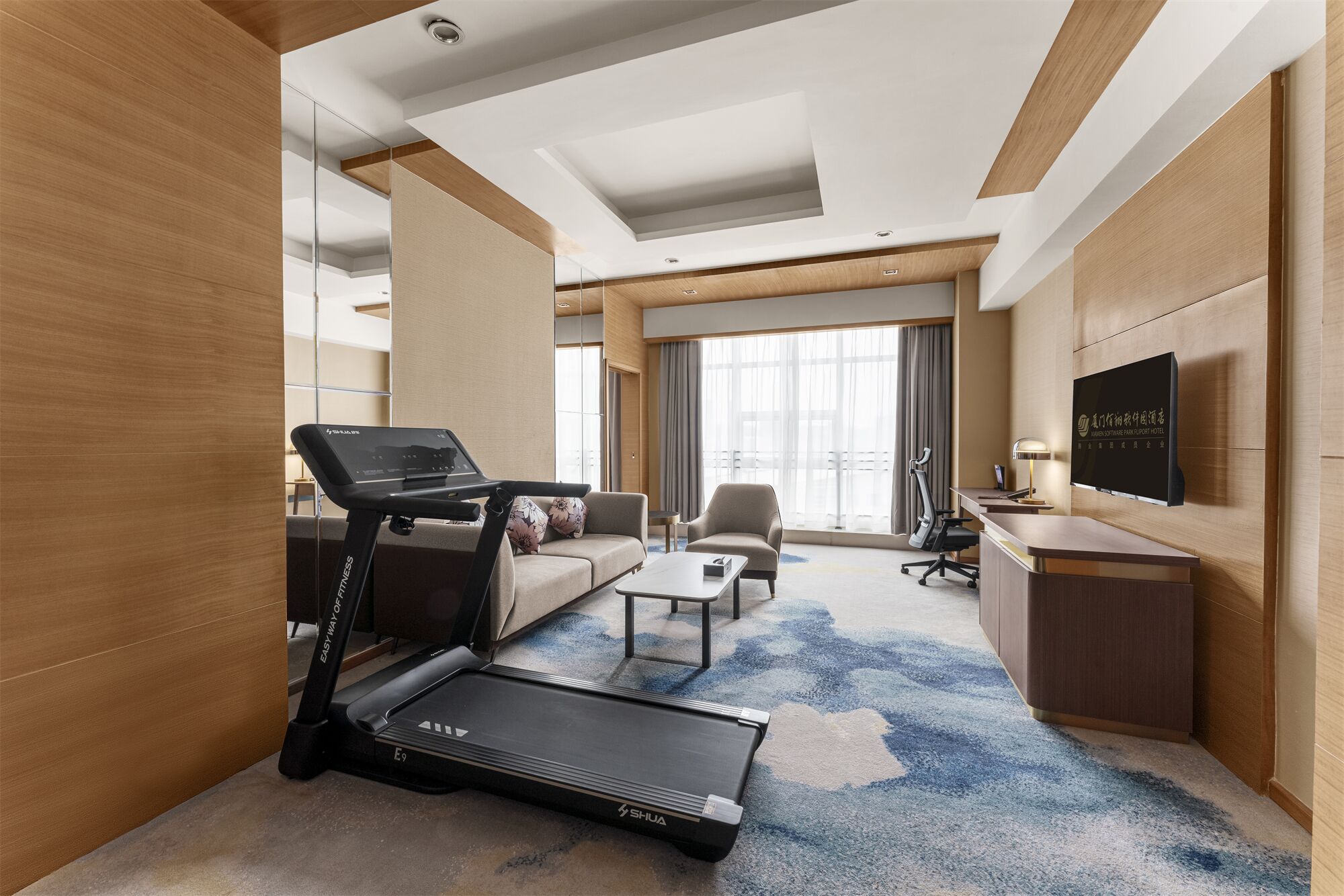 executive suite | minibar, in-room safe, desk, laptop workspace