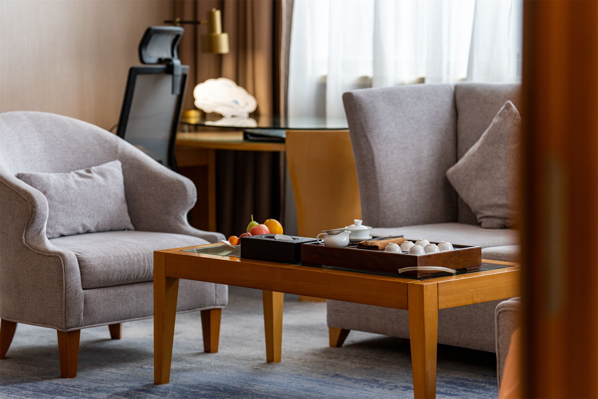 family room | minibar, in-room safe, desk, laptop workspace