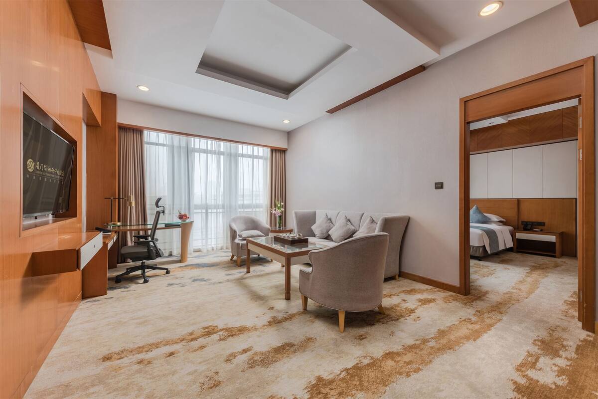 Phòng Suite Premier | Minibar, két bảo mật tại phòng, bàn 