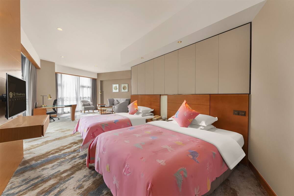 Phòng dành cho gia đình | Minibar, két bảo mật tại phòng, bàn 