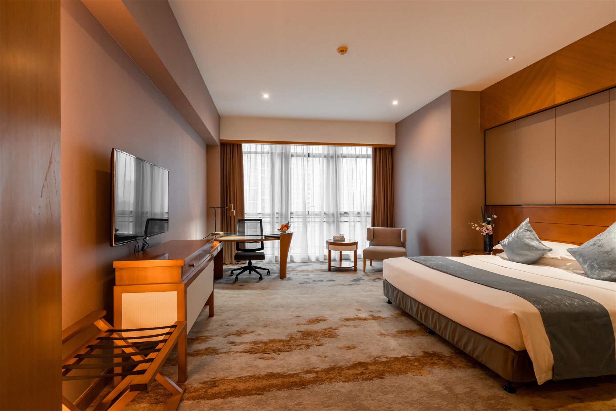 premier double  room | minibar, in-room safe, desk, laptop workspace