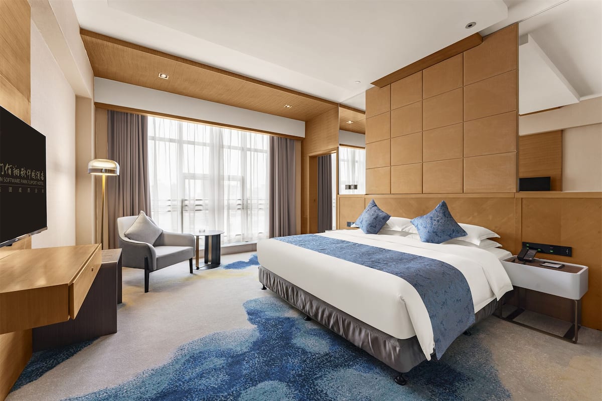 Executive Suite | Minibar, in-room safe, desk, laptop workspace