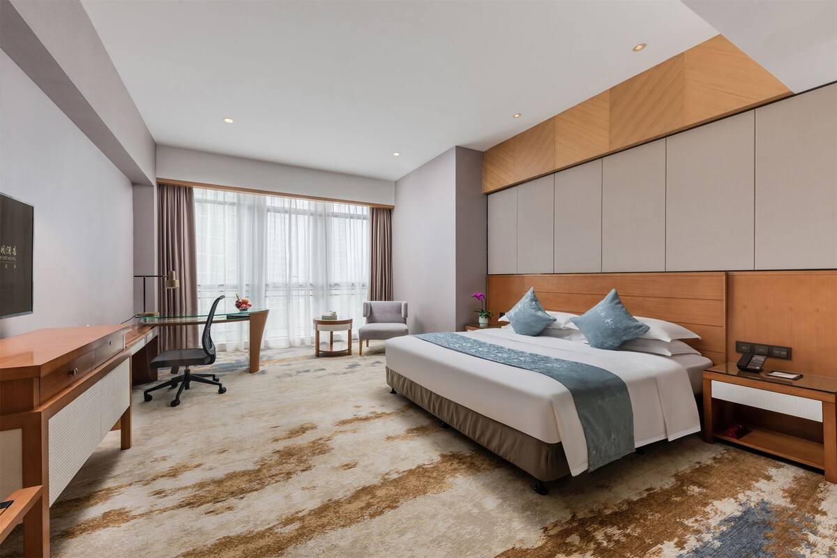 Phòng Premier | Minibar, két bảo mật tại phòng, bàn 