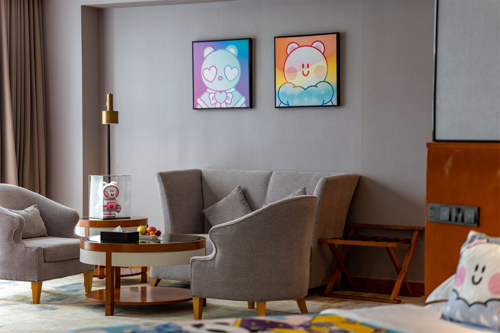 family room | minibar, in-room safe, desk, laptop workspace