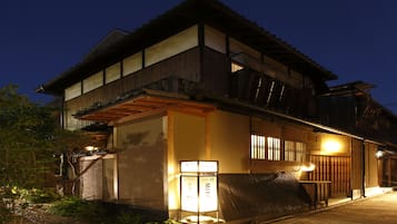 Fassade der Unterkunft – Abend/Nacht