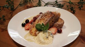 A plate with a dessert consisting of bread, berries, and a dollop of cream. - Guest House Coco Garage - Hostel (Kirishima)