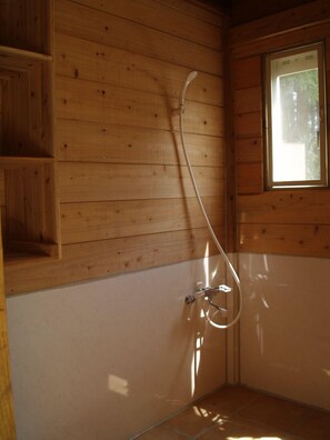 Family Room | Bathroom shower - Guest House Coco Garage - Hostel (Kirishima)