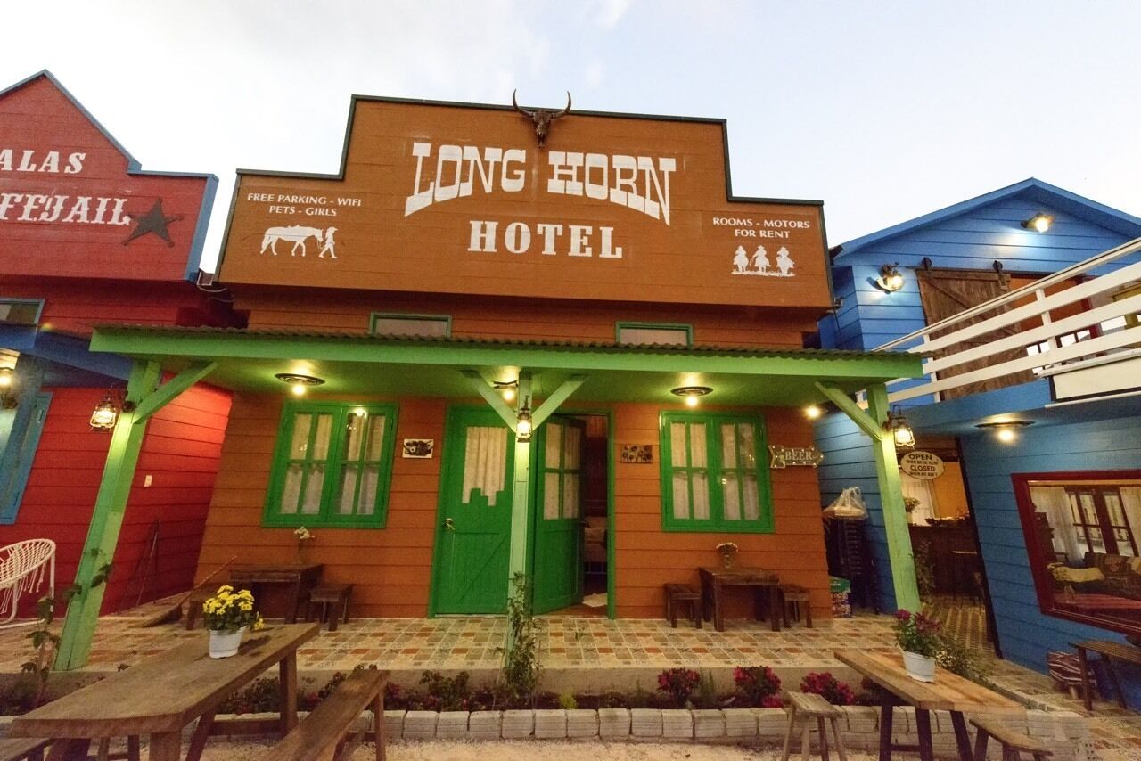 A building with a sign that reads "Long Horn Hotel."