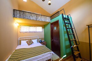 Decoración personalizada, muebles diferentes, escritorio y wifi gratis 