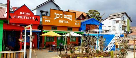 A colorful building with a sign for 'Dalas Sheriff Jail' and 'Long Horn Hotel'.