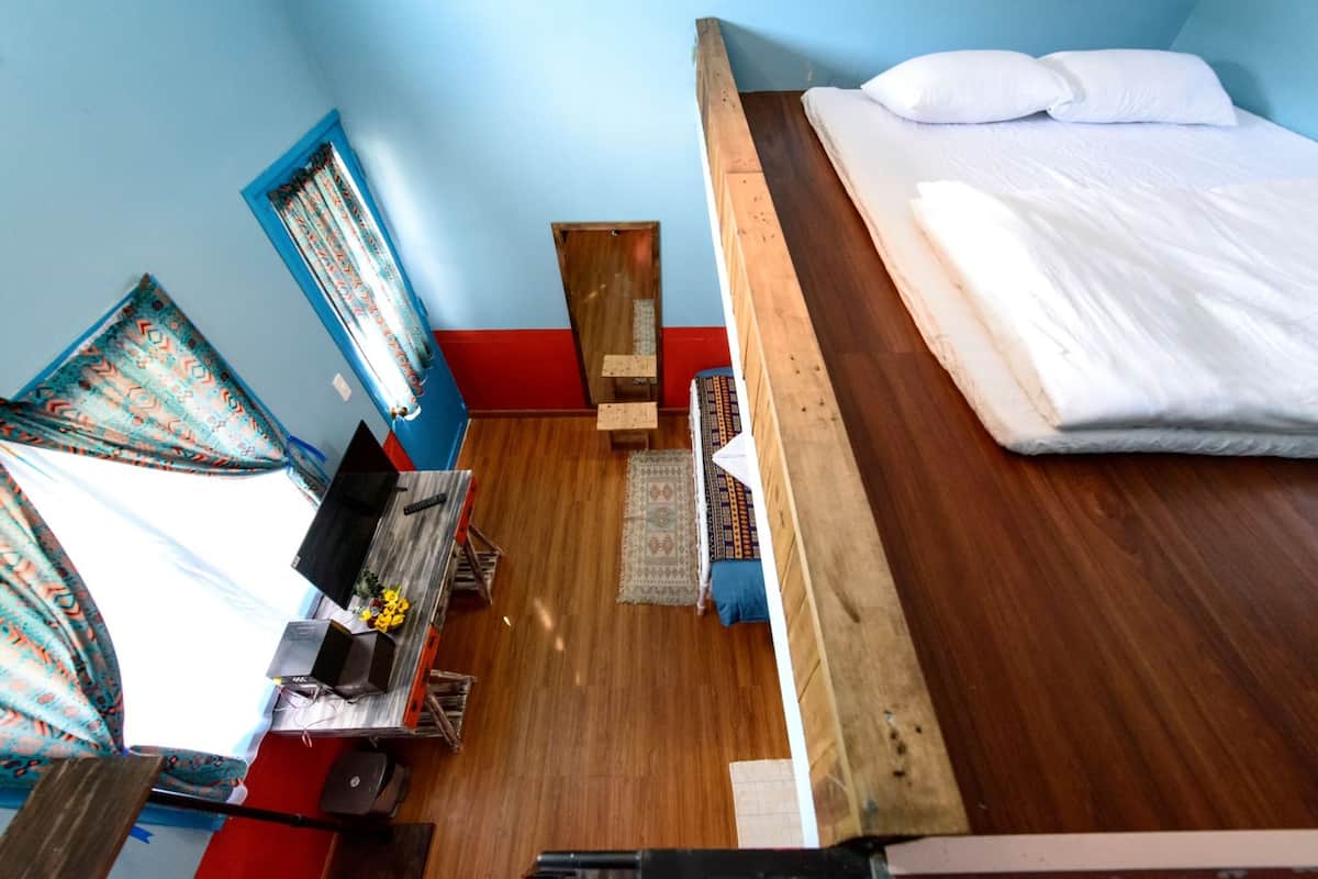 1 dormitorio, decoración individual, mobiliario individual y escritorio