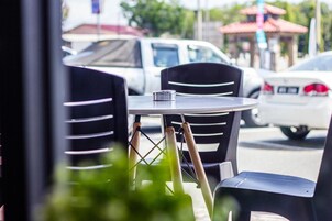 Una mesa con sillas y un objeto pequeño, vista desde el interior de un vehículo.