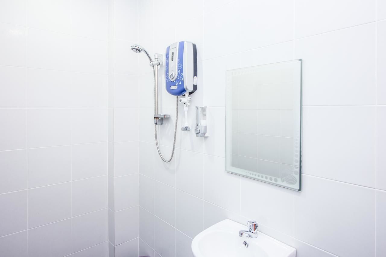 triple room | bathroom | shower, free toiletries, hair dryer, towels