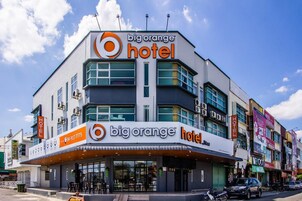 Un moderno edificio de hotel con un llamativo letrero que dice 'big orange hotel'.