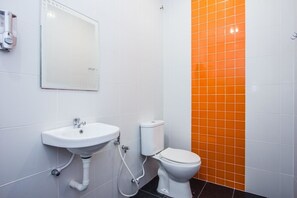 Enkeltrom | Bad | Dusj, toalettartikler (inkludert), hårføner og håndklær