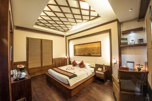 ミニバー、セーフティボックス (室内)、デスク、遮光カーテン