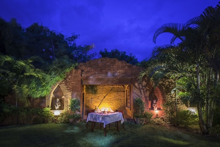 Breakfast, lunch, dinner served; local and international cuisine