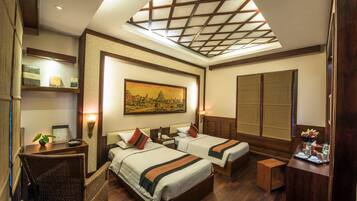 Minibaari, tallelokero huoneessa, työpöytä, pimennysverhot