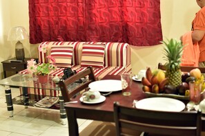 Family Townhome with Suite Rooms | In-room dining - Ashley and Bill's Suites 'N Garden (Carcar)