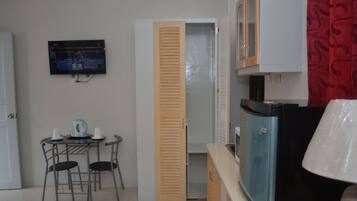 Deluxe-værelse - 1 dobbeltseng med sovesofa | Privat tekøkken | Mikrobølgeovn, kaffe-/temaskine, elkedel