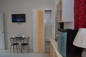 Habitación Deluxe, 1 cama doble con sofá cama | Cocina básica privada | Microondas, cafetera o tetera y hervidor eléctrico