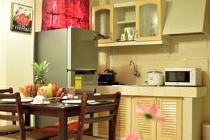 Maison mitoyenne Familiale (with Suite Rooms) | Cuisine privée | Micro-ondes, cafetière/bouilloire, bouilloire électrique