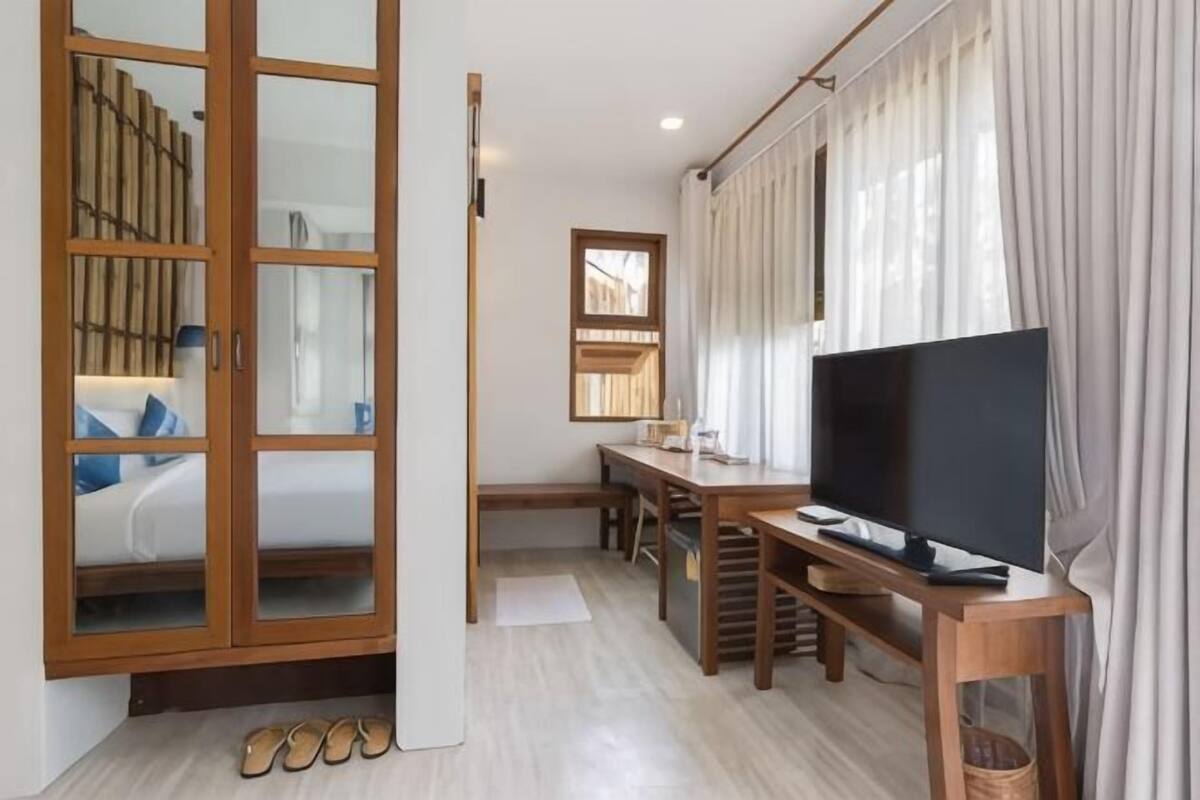 Minibar, in-room safe, WiFi (free)