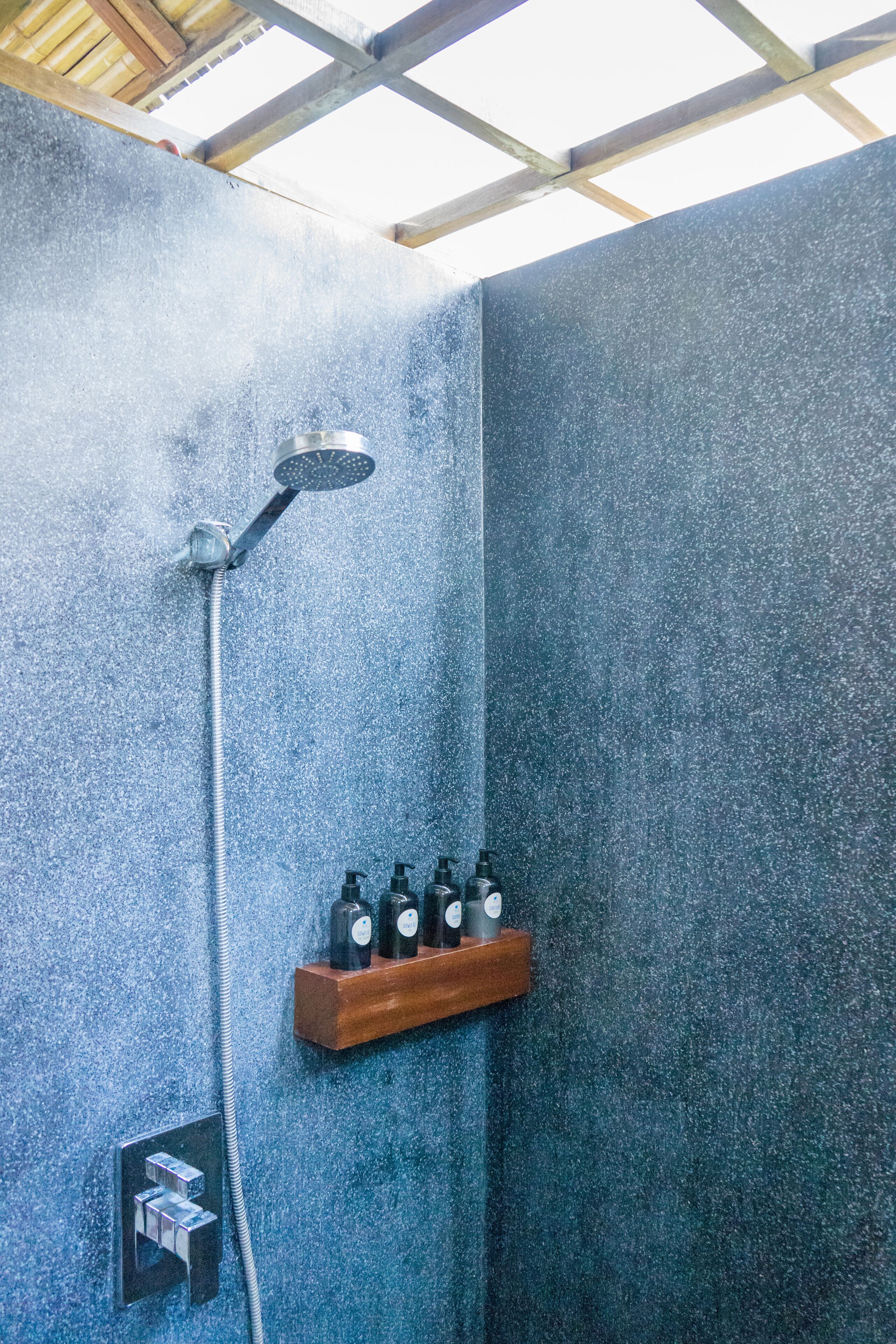 shower, rainfall showerhead, free toiletries, towels