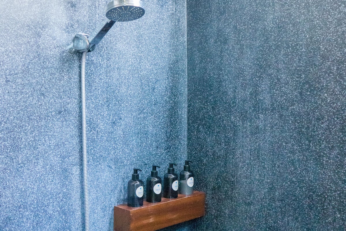 shower, rainfall showerhead, free toiletries, towels