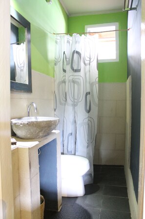 Shower, perlengkapan mandi gratis,  dan handuk