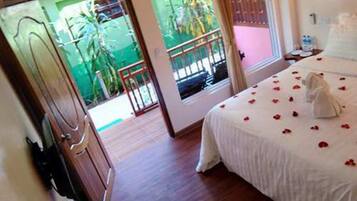 In-room safe, desk, free WiFi