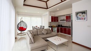 Living area - OYO 1043 The Sun Pool Villa (Koh Samui)