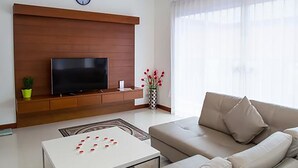 Living area - OYO 1043 The Sun Pool Villa (Koh Samui)