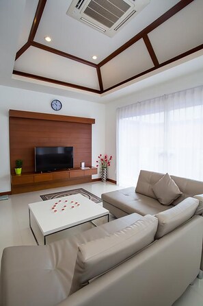 42-inch flat-screen TV with cable channels, TV - OYO 1043 The Sun Pool Villa (Koh Samui)