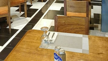 Se sirven desayunos, comidas, cenas y cocina local e internacional