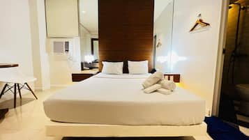 Escritorio, tabla de planchar con plancha, wifi gratis y ropa de cama