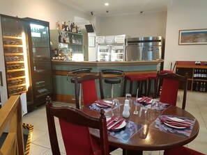 Serveert ontbijt, lunch, diner, lokale en internationale gerechten 