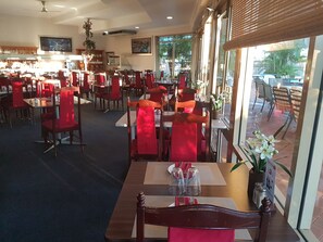 Se sirven desayunos, comidas, cenas y cocina local e internacional 