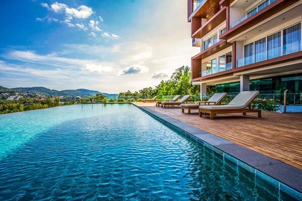 Outdoor pool, an infinity pool