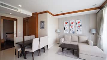 2-Bedroom Grand Sea view | Wohnbereich | Flachbildfernseher, Kamin