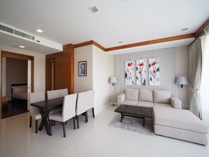 2-Bedroom Grand Sea view | Área de estar | TV de tela plana, lareira