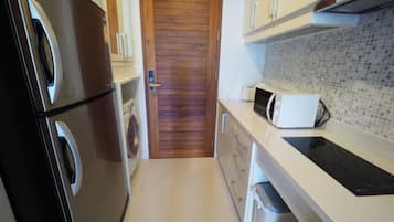 2-Bedroom Suite | Cozinha privada | Geladeira grande, micro-ondas, cooktop, cafeteira/chaleira