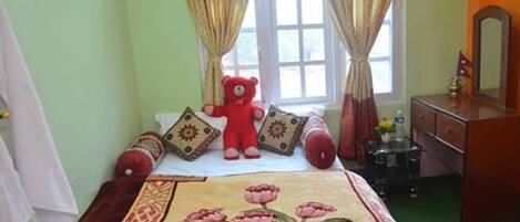 Ropa de cama de alta calidad y caja de seguridad en la habitación