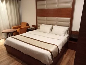 Quarto luxo, 1 cama de casal | Área de estar | TV de tela plana, lareira