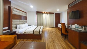 ห้องแฟมิลี่ดับเบิลหรือทวิน | บริเวณนั่งเล่น | ทีวีจอแบน, เตาผิง