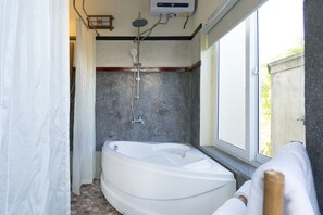 Villa, 3 chambres, vue sur la piscine | Salle de bain | Ensemble baignoire-douche, articles de toilette (gratuits)