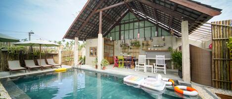 Una piscina al aire libre