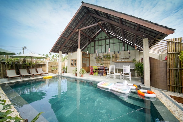 Una piscina al aire libre